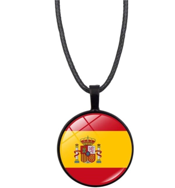 Collar con colgante de bandera